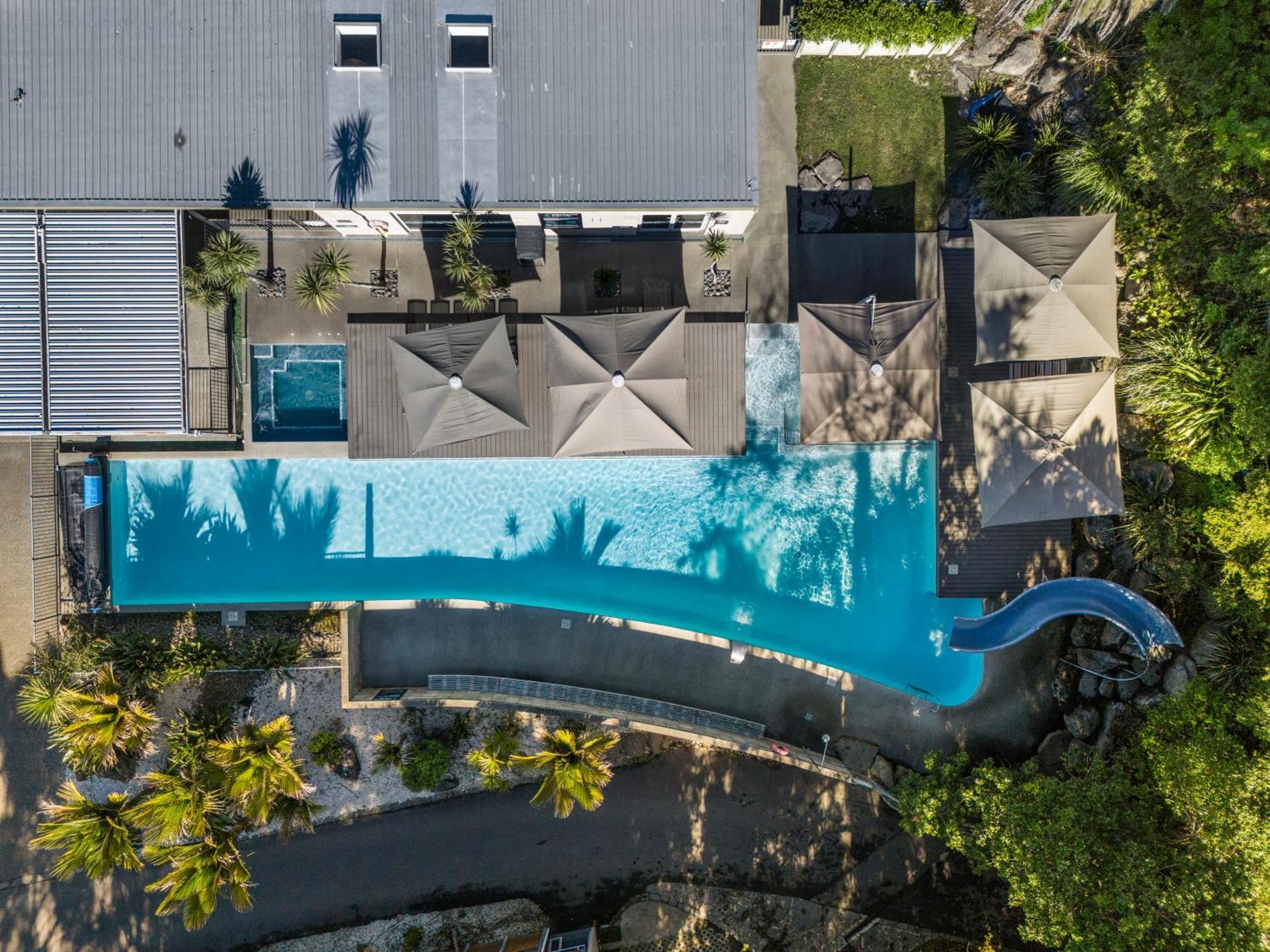 Tasman Holiday Parks - Waihi Beach Exterior foto Aerial view of the pool