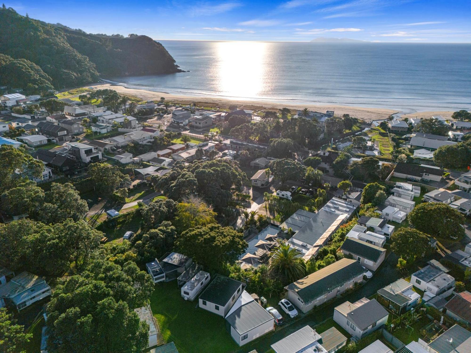 Tasman Holiday Parks - Waihi Beach Exterior foto Aerial view of the town