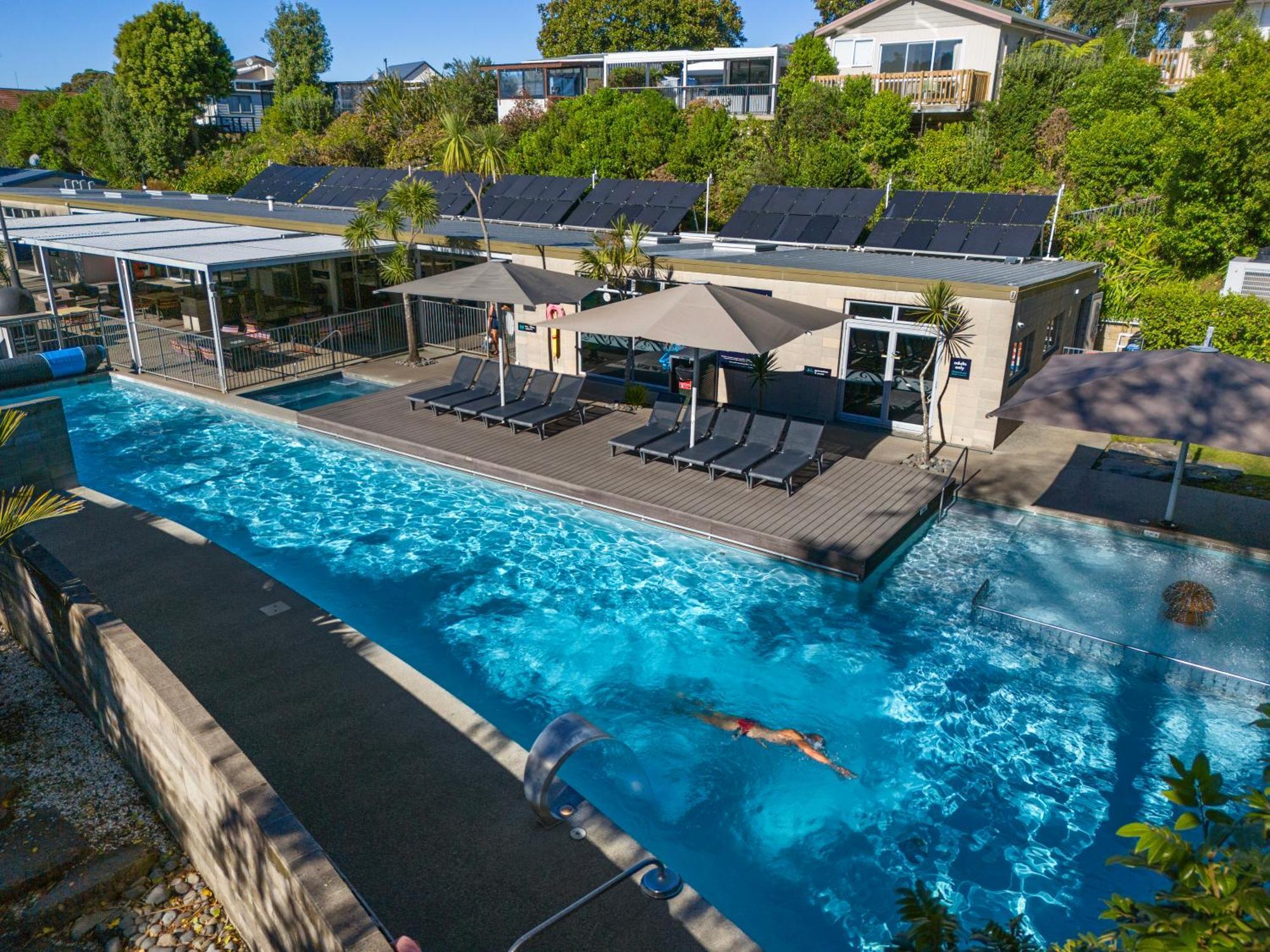 Tasman Holiday Parks - Waihi Beach Exterior foto The swimming pool at the hotel