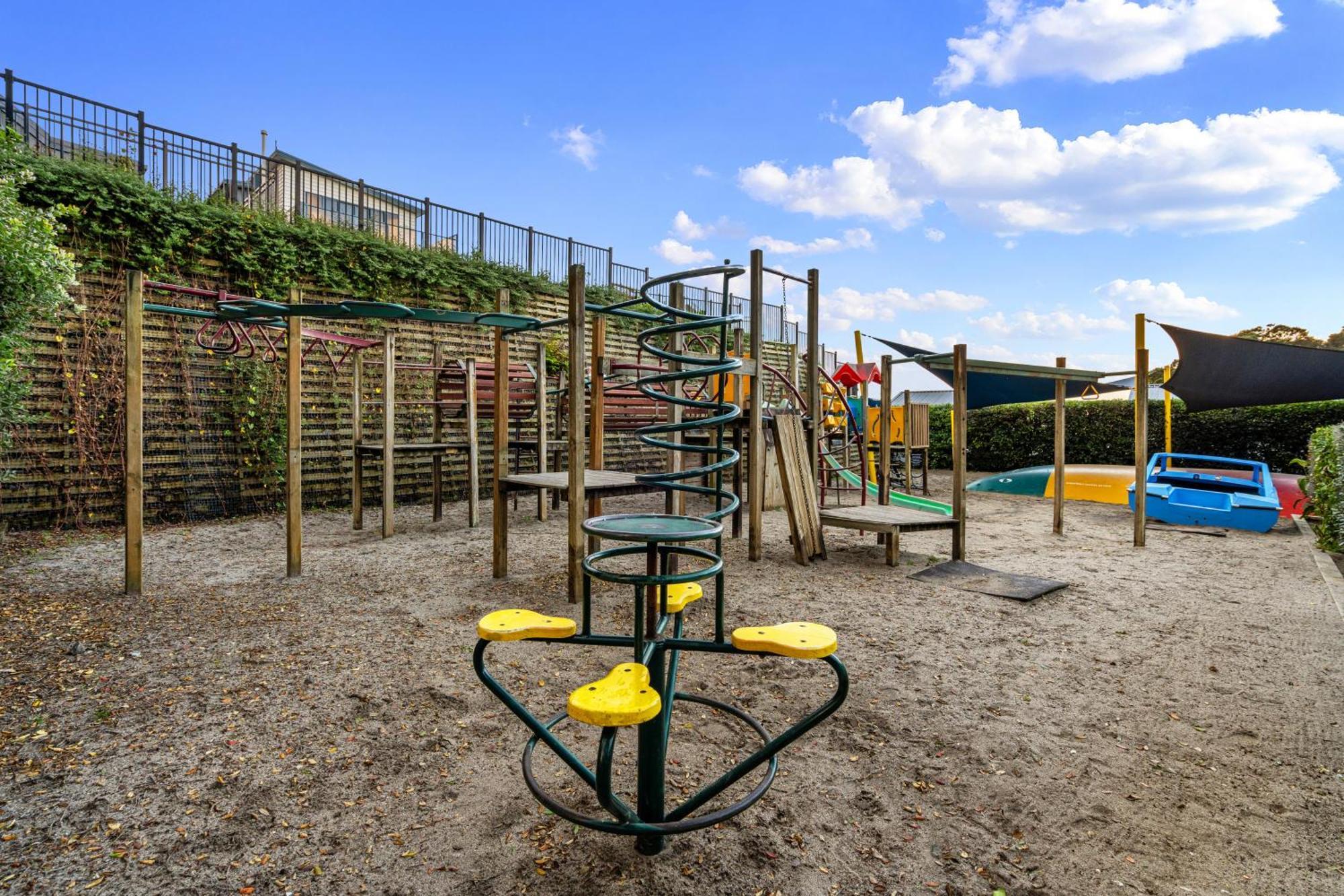 Tasman Holiday Parks - Waihi Beach Exterior foto Playground at the school