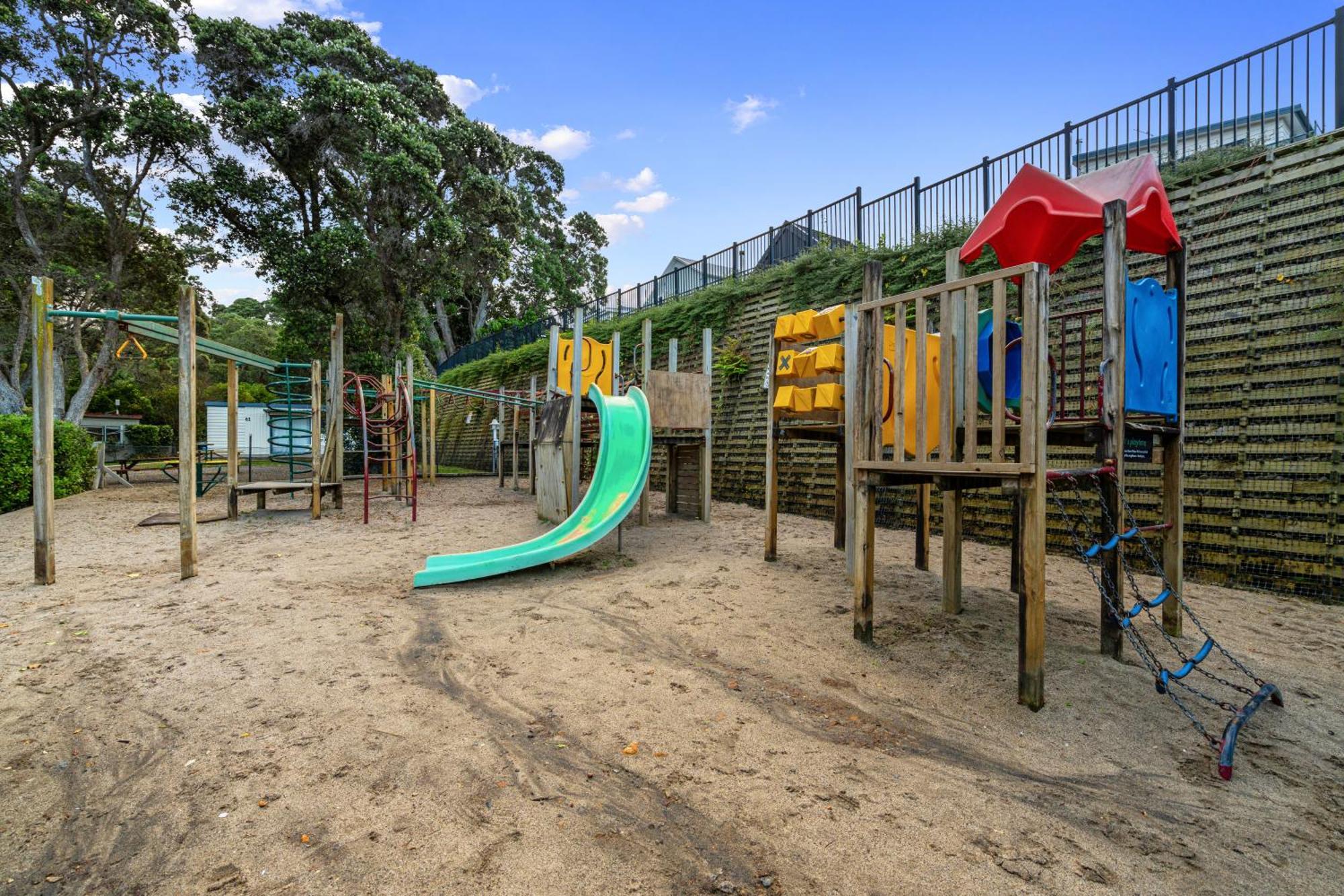 Tasman Holiday Parks - Waihi Beach Exterior foto Playground at the park