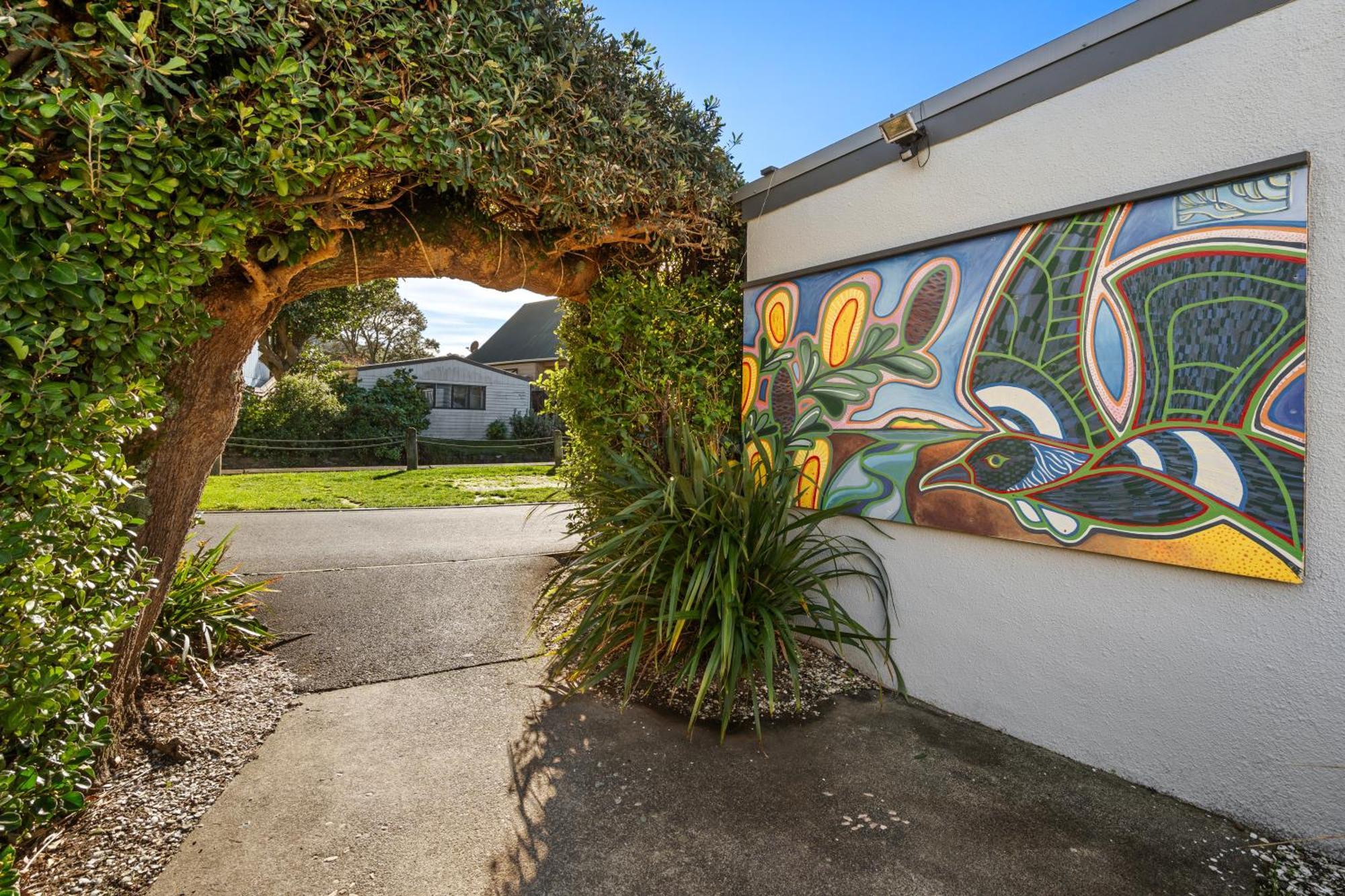Tasman Holiday Parks - Waihi Beach Exterior foto Mural on the side of a house in the suburb of St Johns, Auckland
