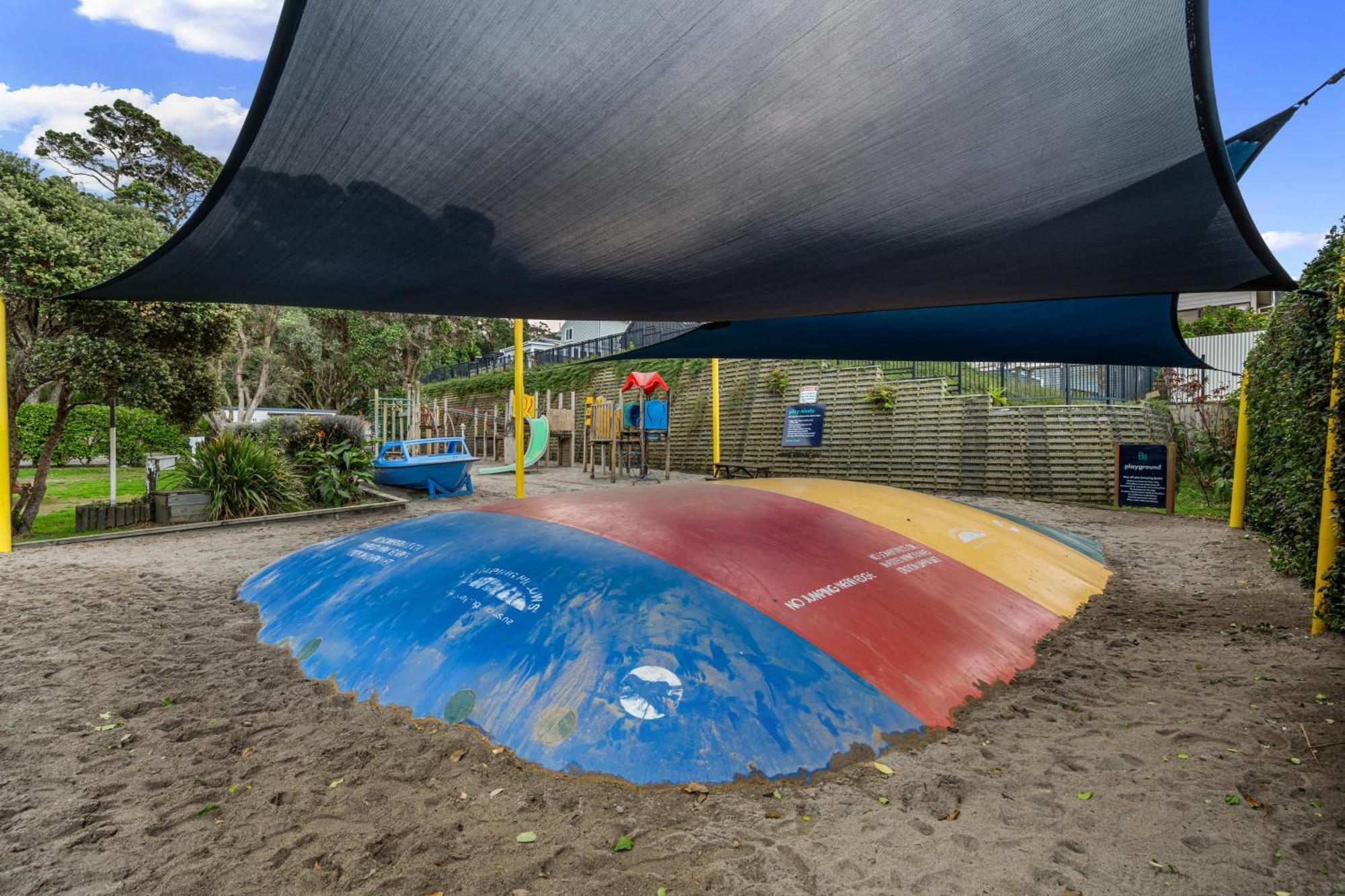 Tasman Holiday Parks - Waihi Beach Exterior foto A jumping pillow at a playground in New Zealand