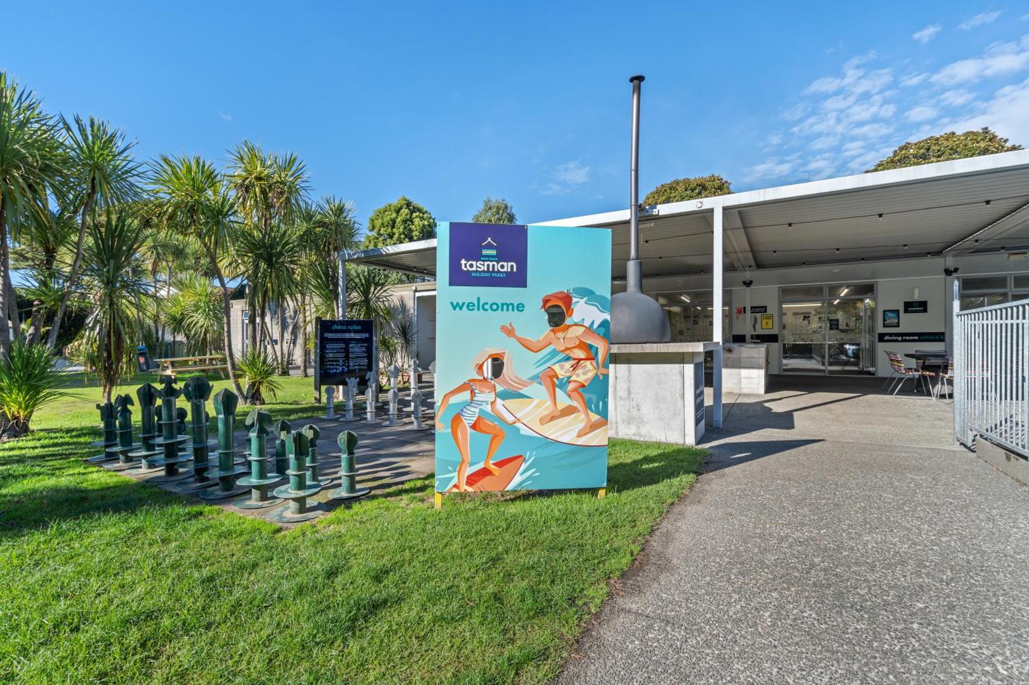 Tasman Holiday Parks - Waihi Beach Exterior foto The entrance to the pool
