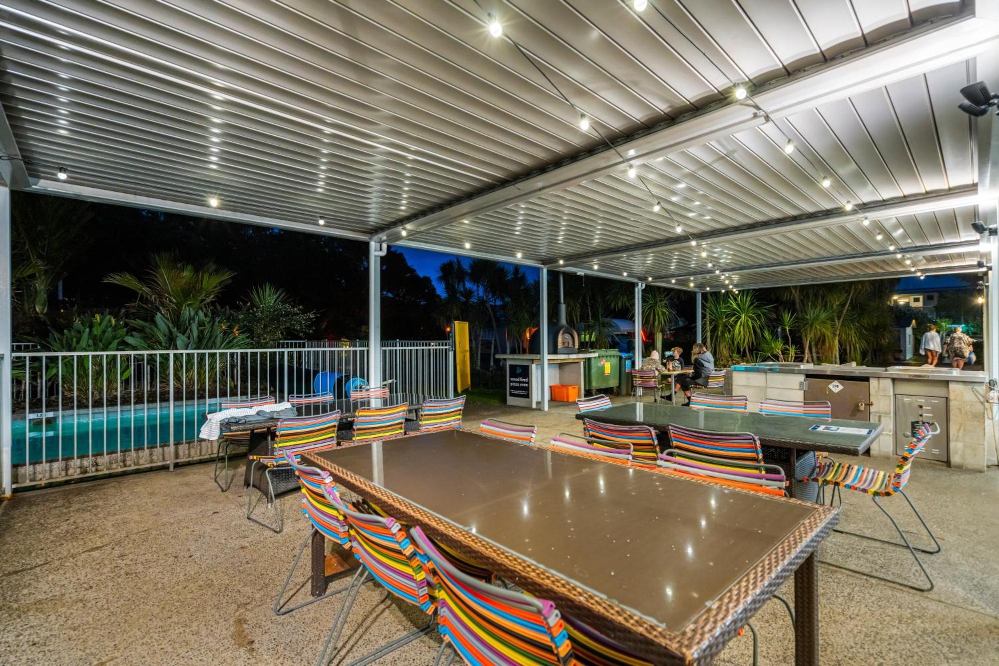 Tasman Holiday Parks - Waihi Beach Exterior foto A louvred roof system