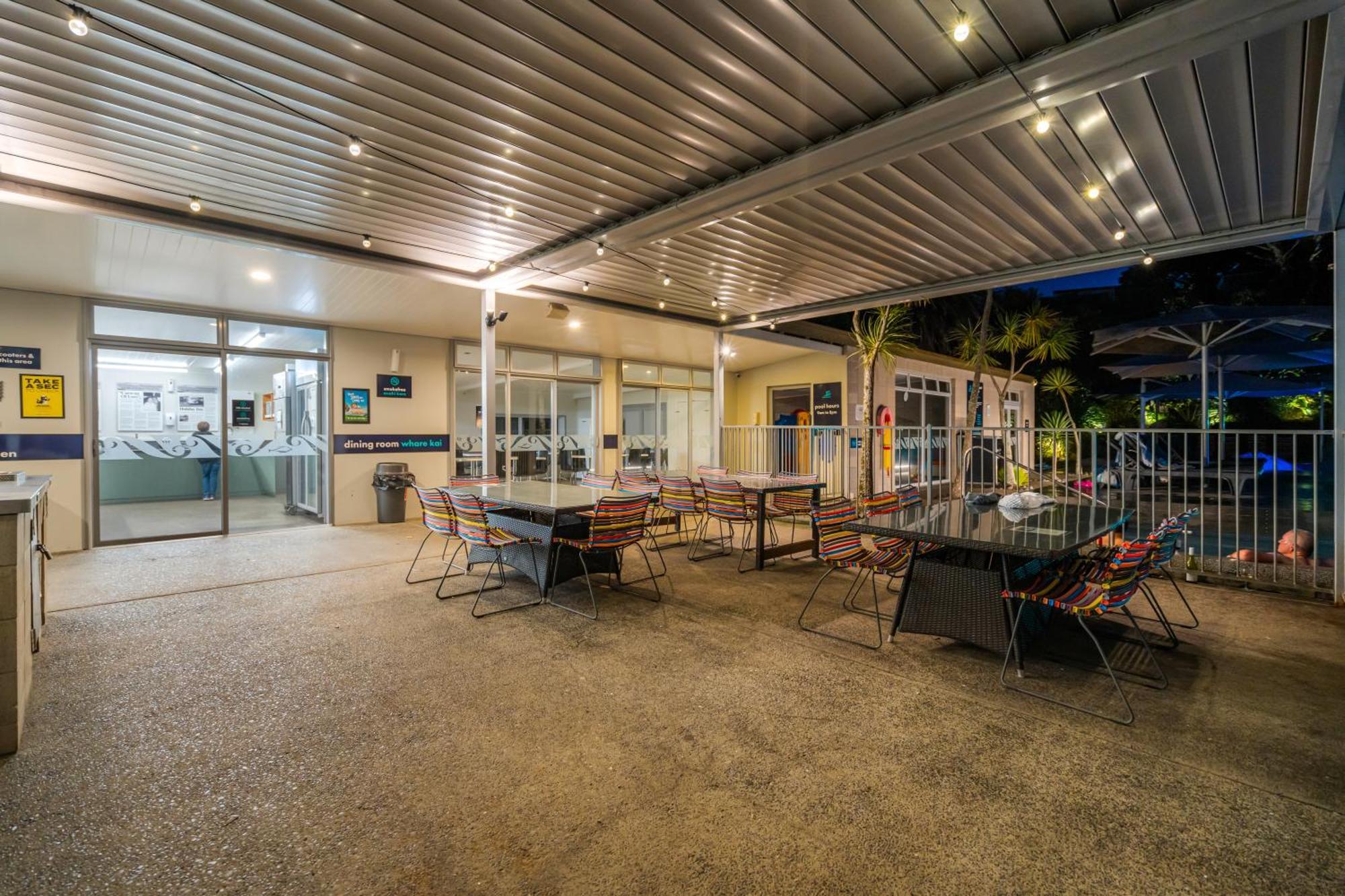 Tasman Holiday Parks - Waihi Beach Exterior foto The pool deck at the 2012 Commonwealth Games Village