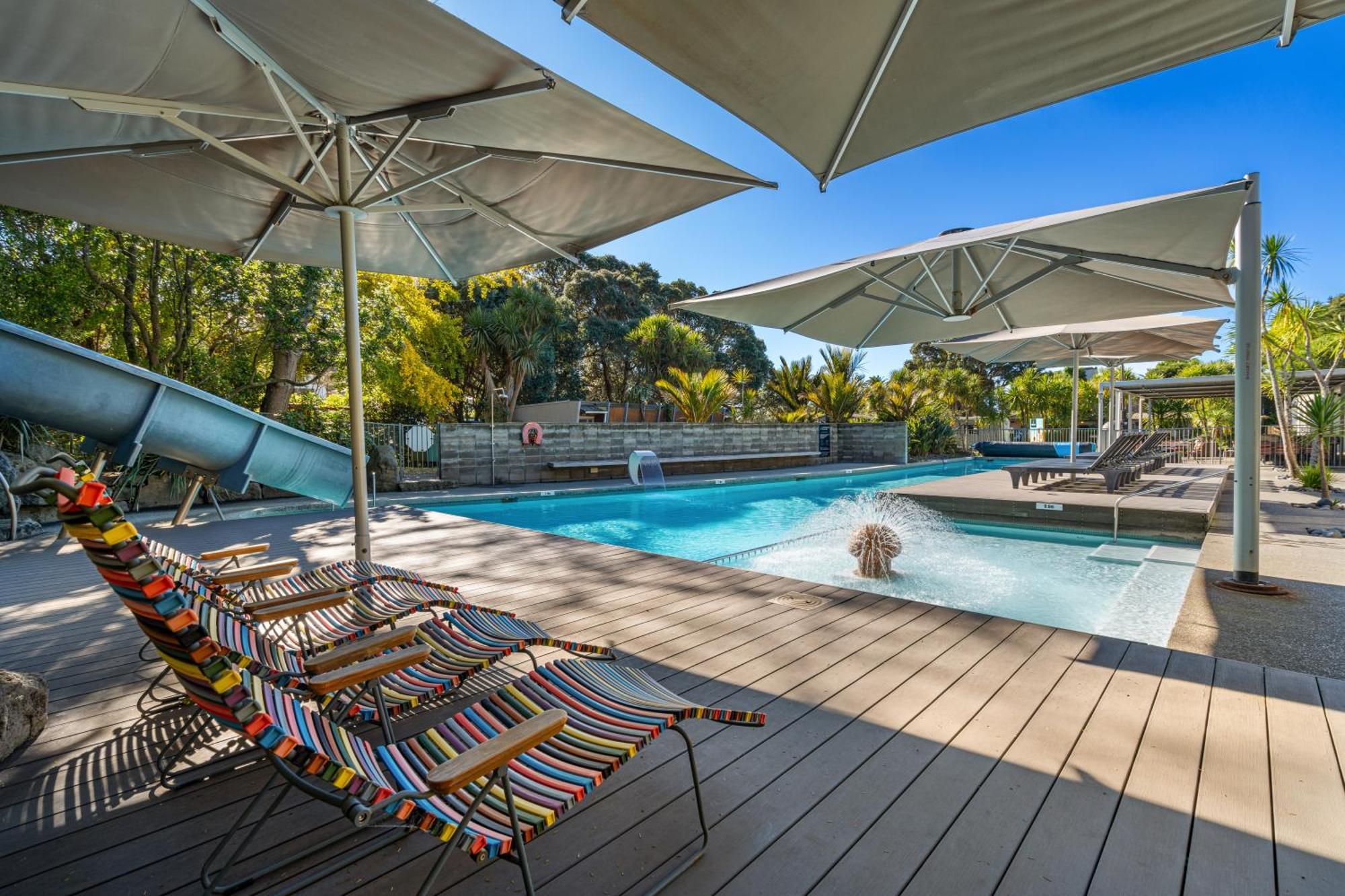 Tasman Holiday Parks - Waihi Beach Exterior foto The pool at the resort
