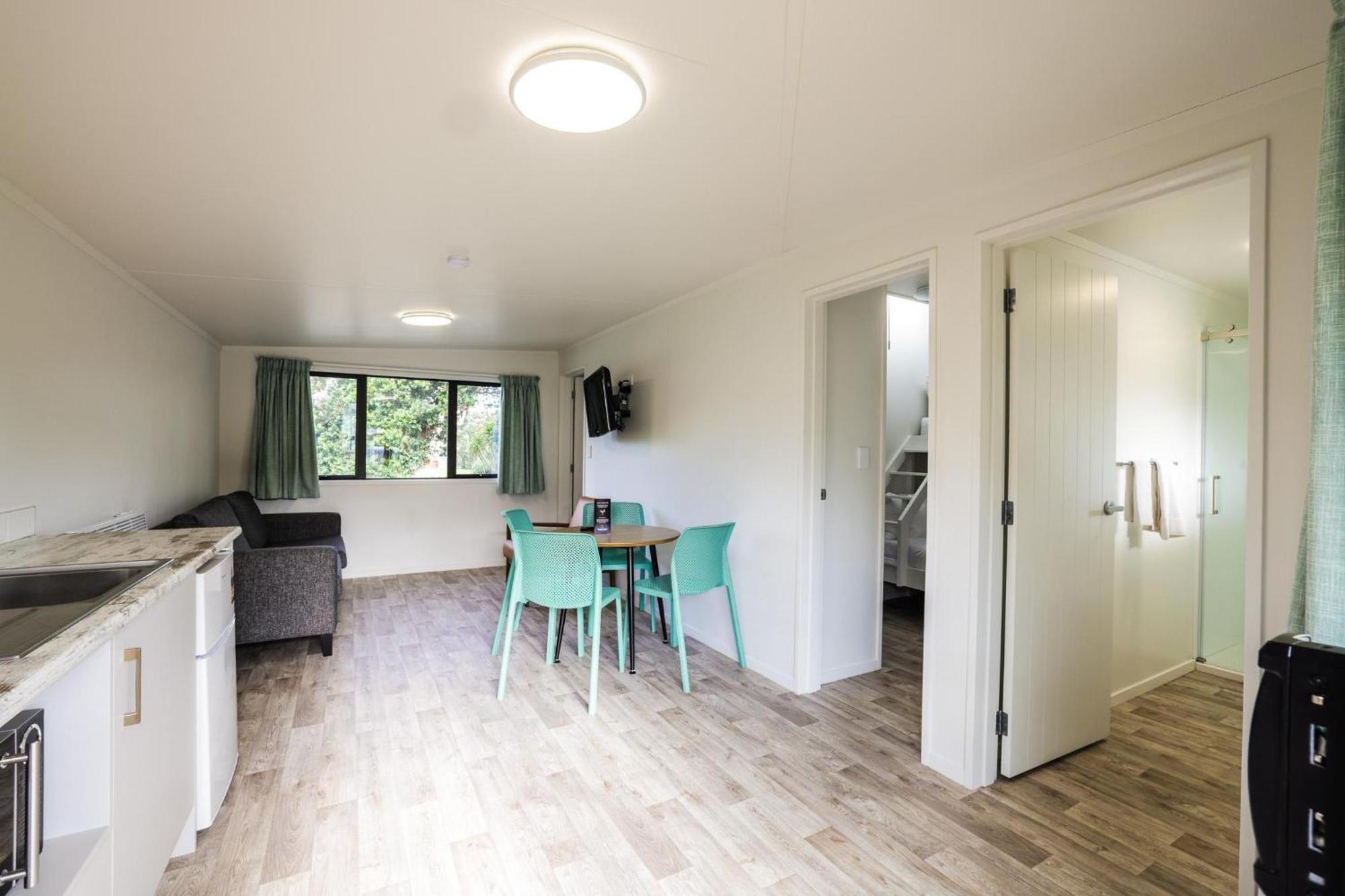 Tasman Holiday Parks - Waihi Beach Exterior foto A typical one-bedroom apartment at the park