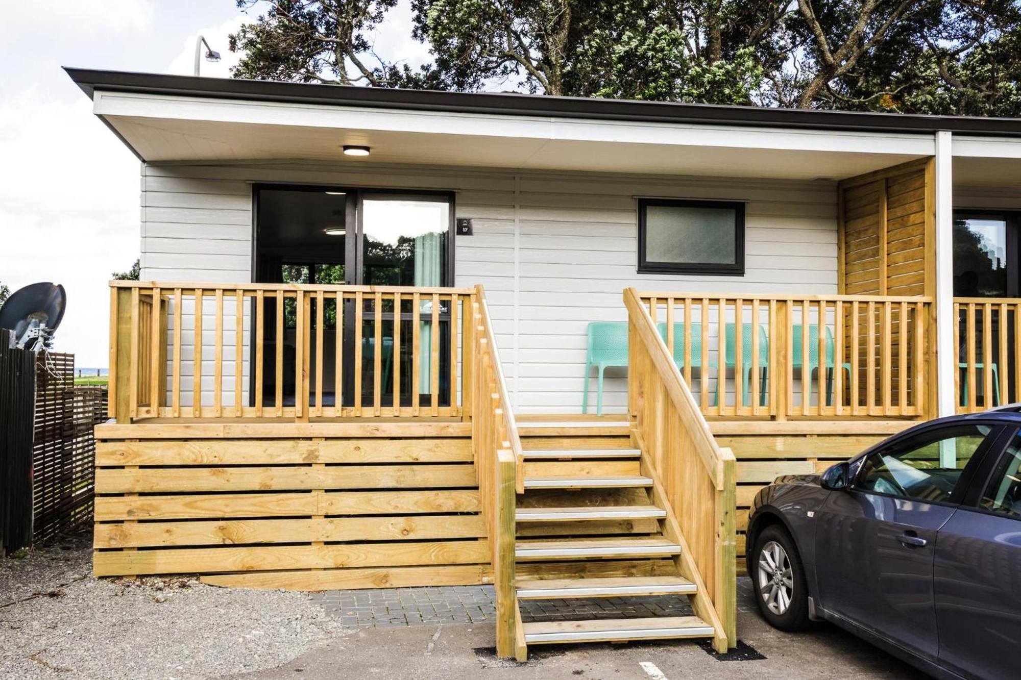 Tasman Holiday Parks - Waihi Beach Exterior foto A tiny home in New Zealand