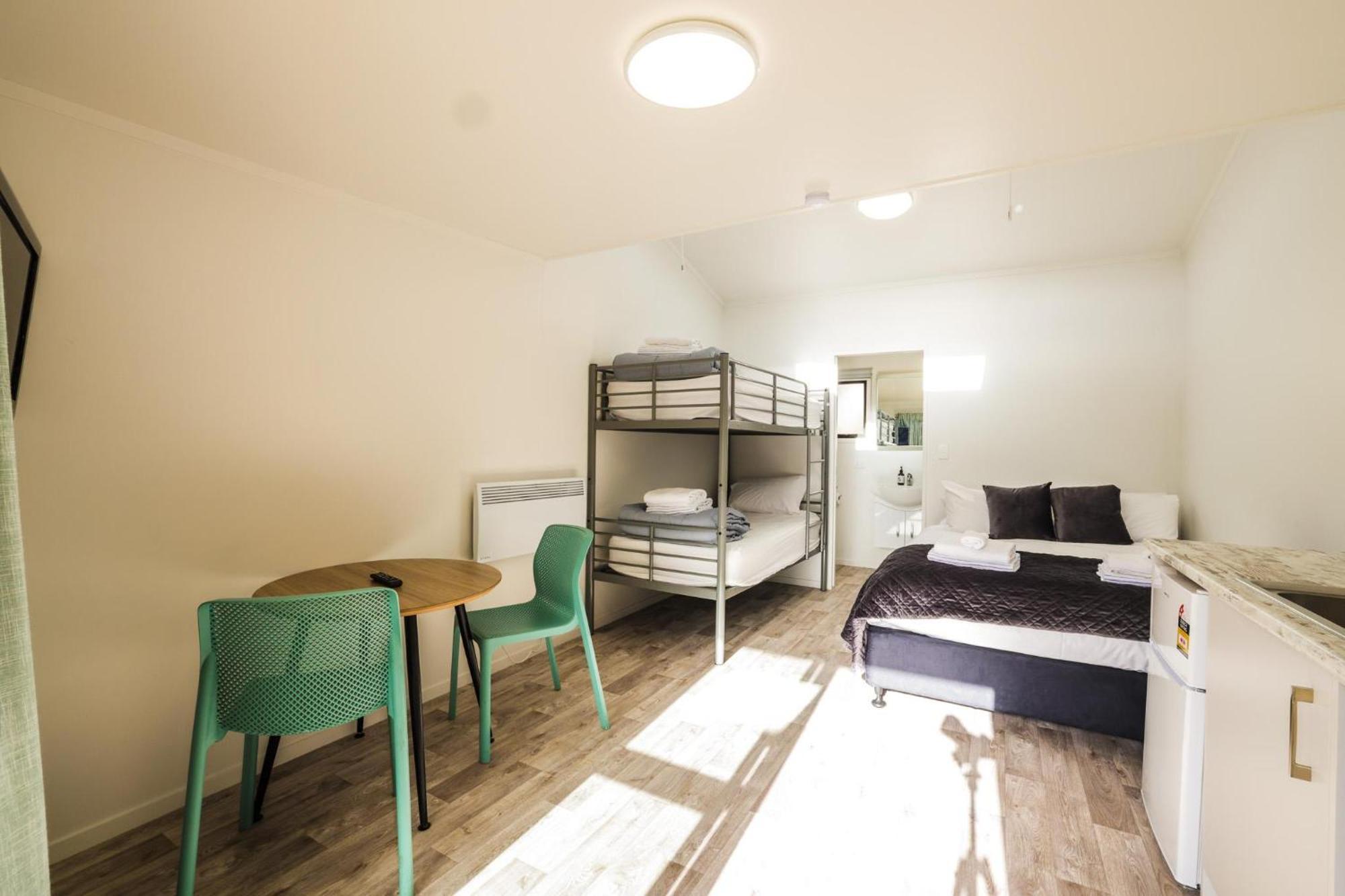 Tasman Holiday Parks - Waihi Beach Exterior foto A typical studio apartment