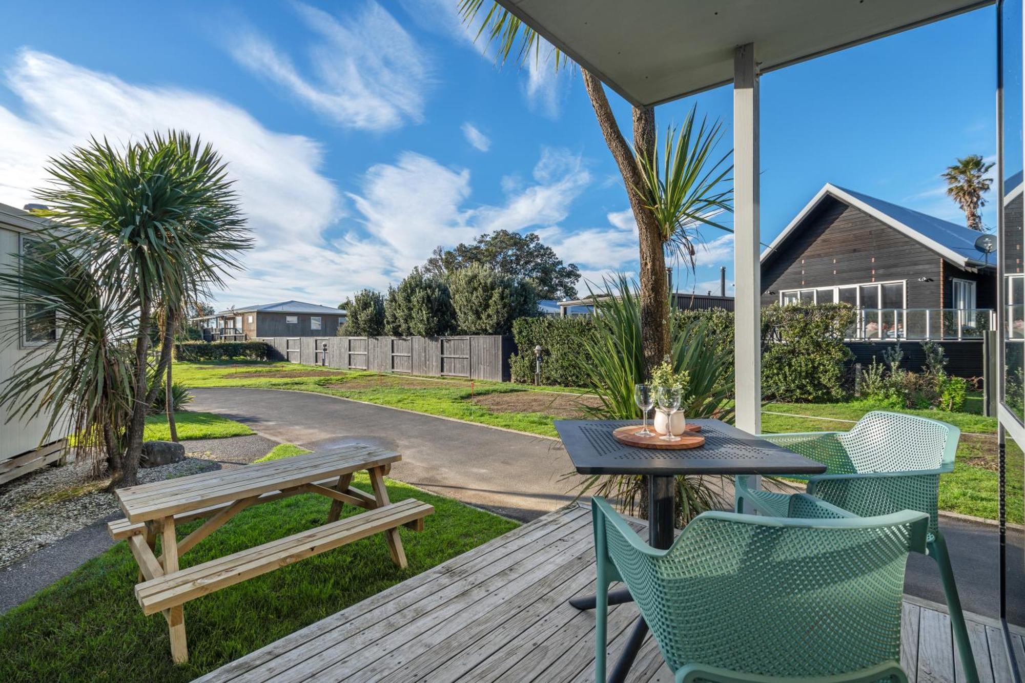 Tasman Holiday Parks - Waihi Beach Exterior foto A view of the deck at the beach house