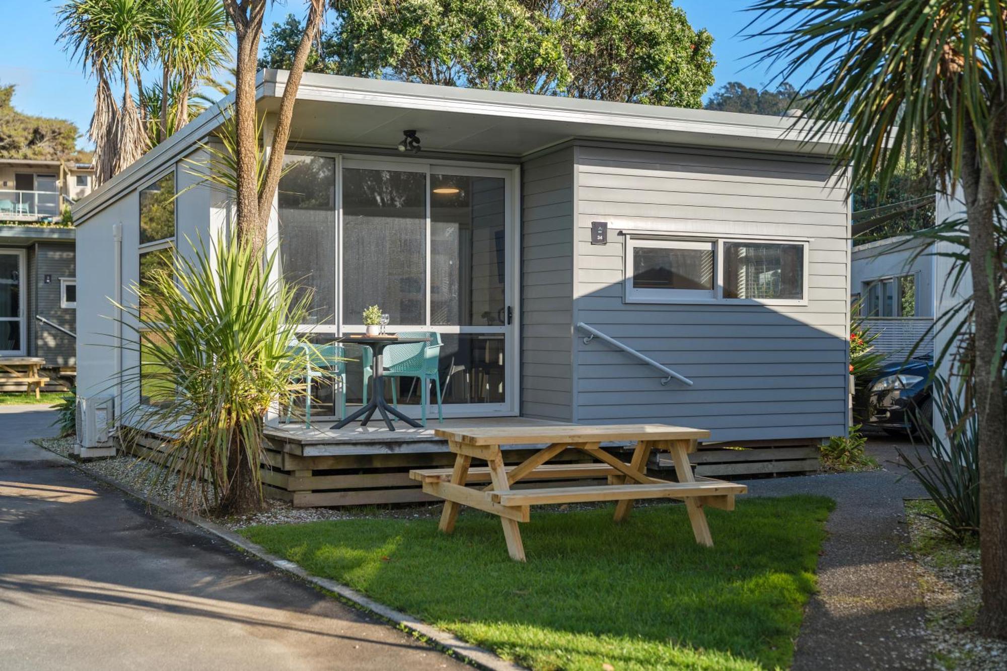 Tasman Holiday Parks - Waihi Beach Exterior foto A bach at a holiday park in New Zealand