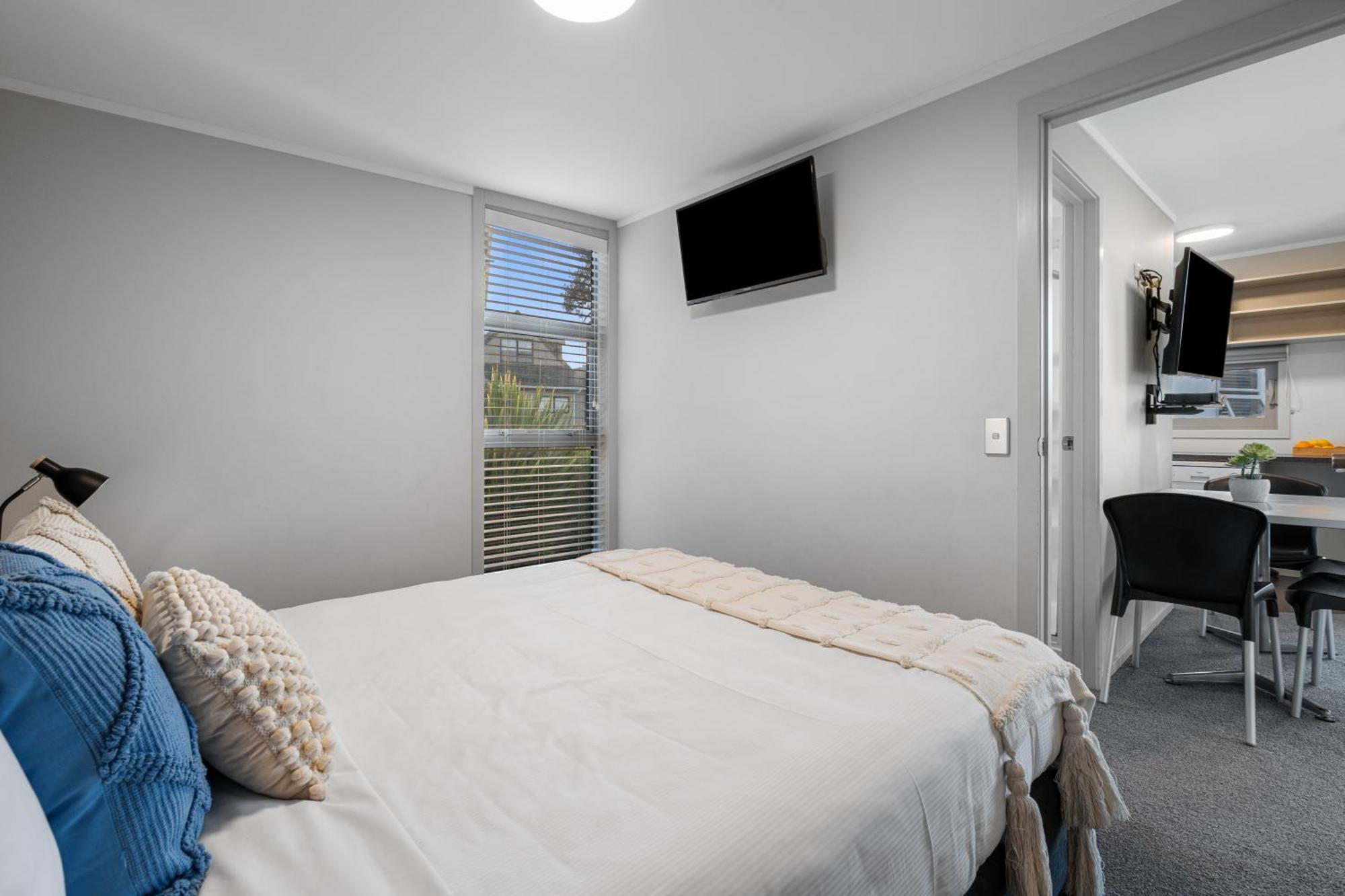 Tasman Holiday Parks - Waihi Beach Exterior foto A bedroom in a typical apartment