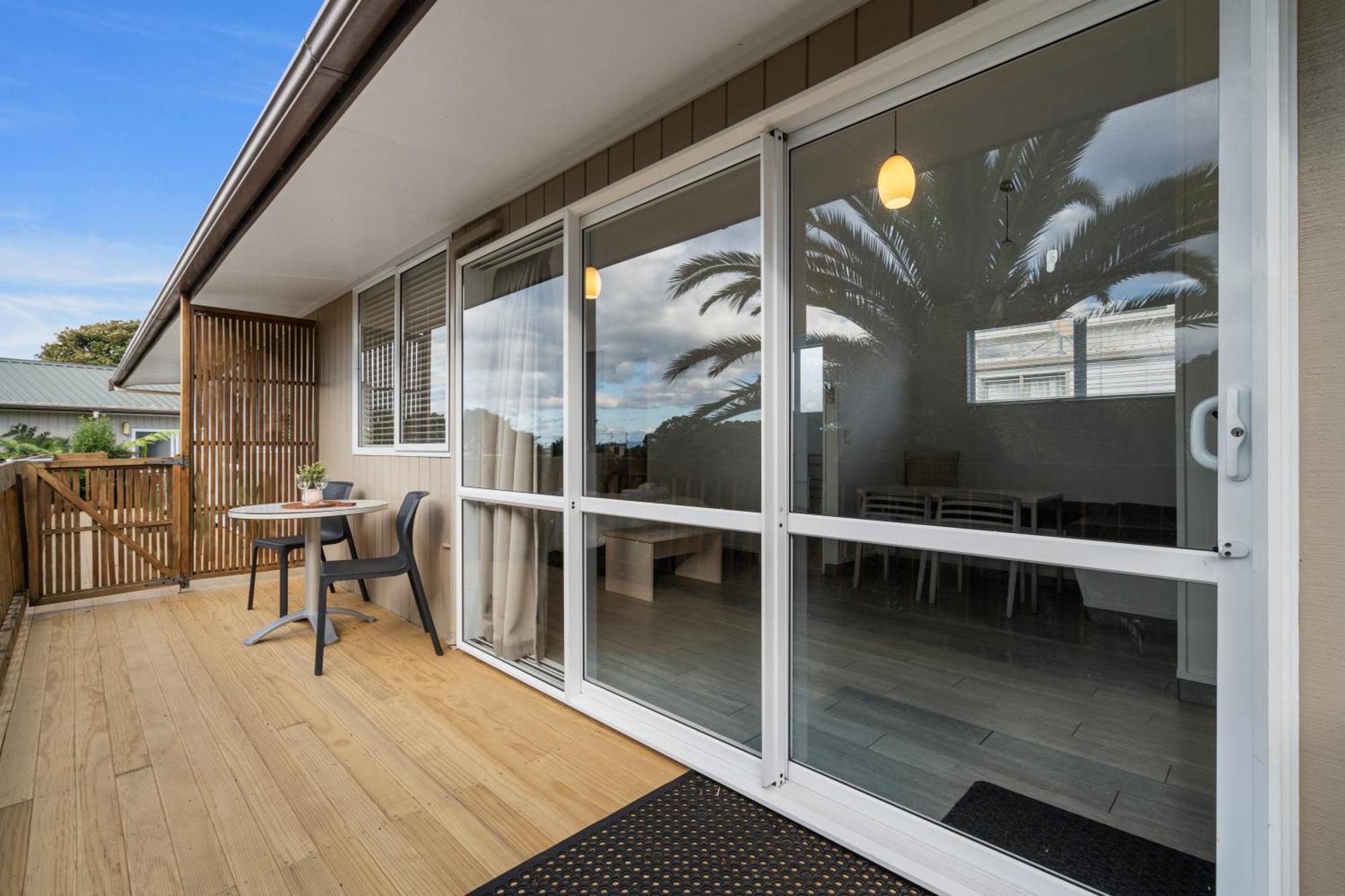 Tasman Holiday Parks - Waihi Beach Exterior foto A sliding door