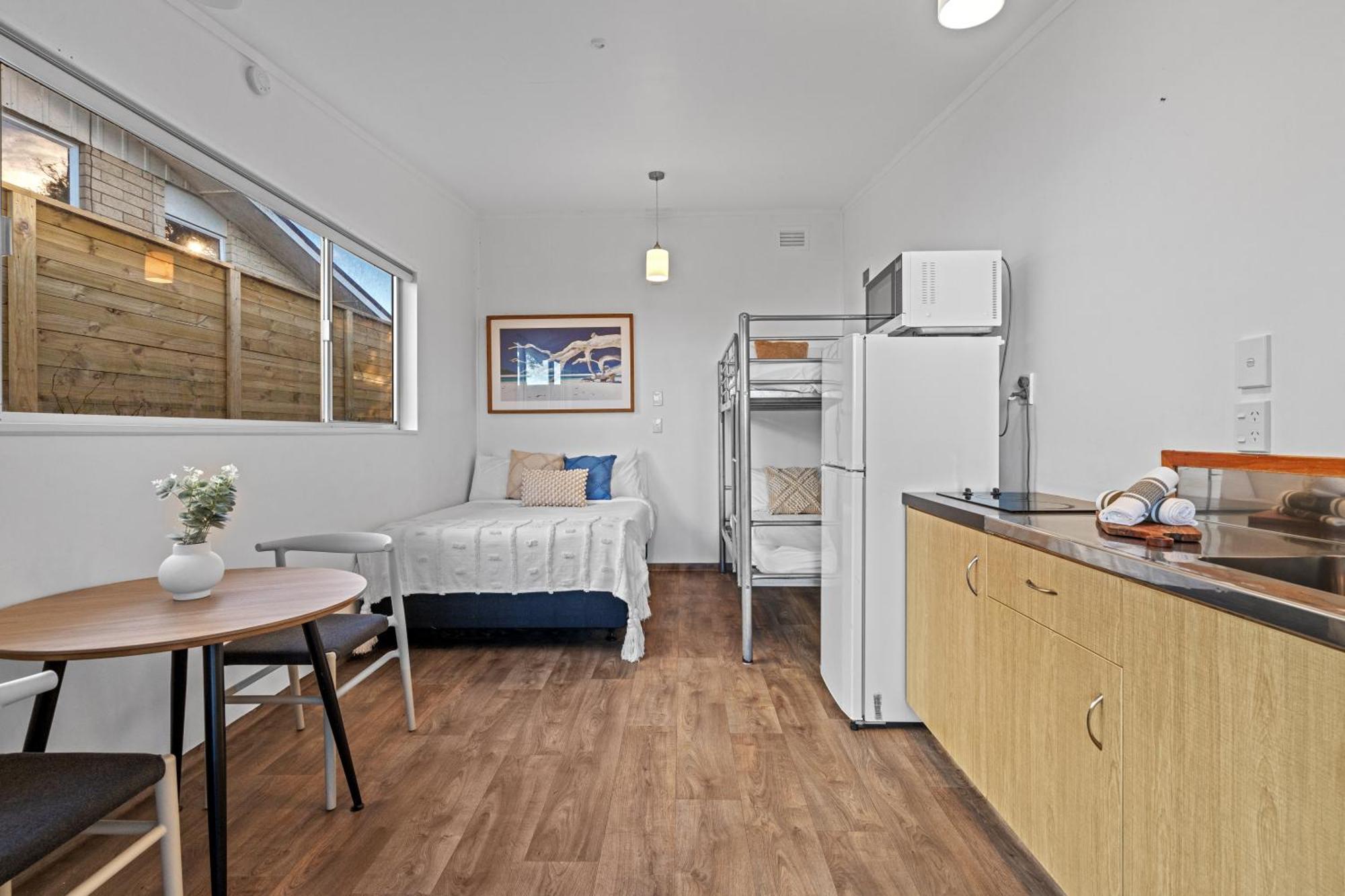 Tasman Holiday Parks - Waihi Beach Exterior foto A typical studio apartment
