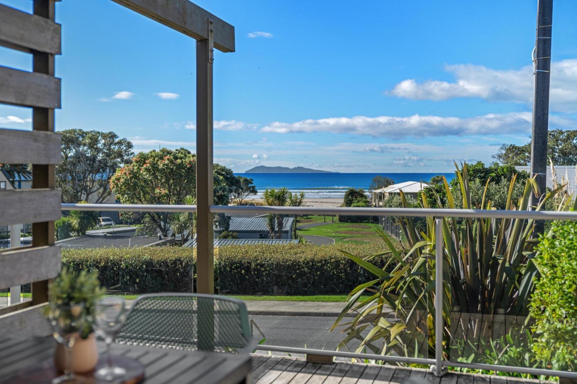 Tasman Holiday Parks - Waihi Beach Exterior foto View of the bay from a house in Red Beach