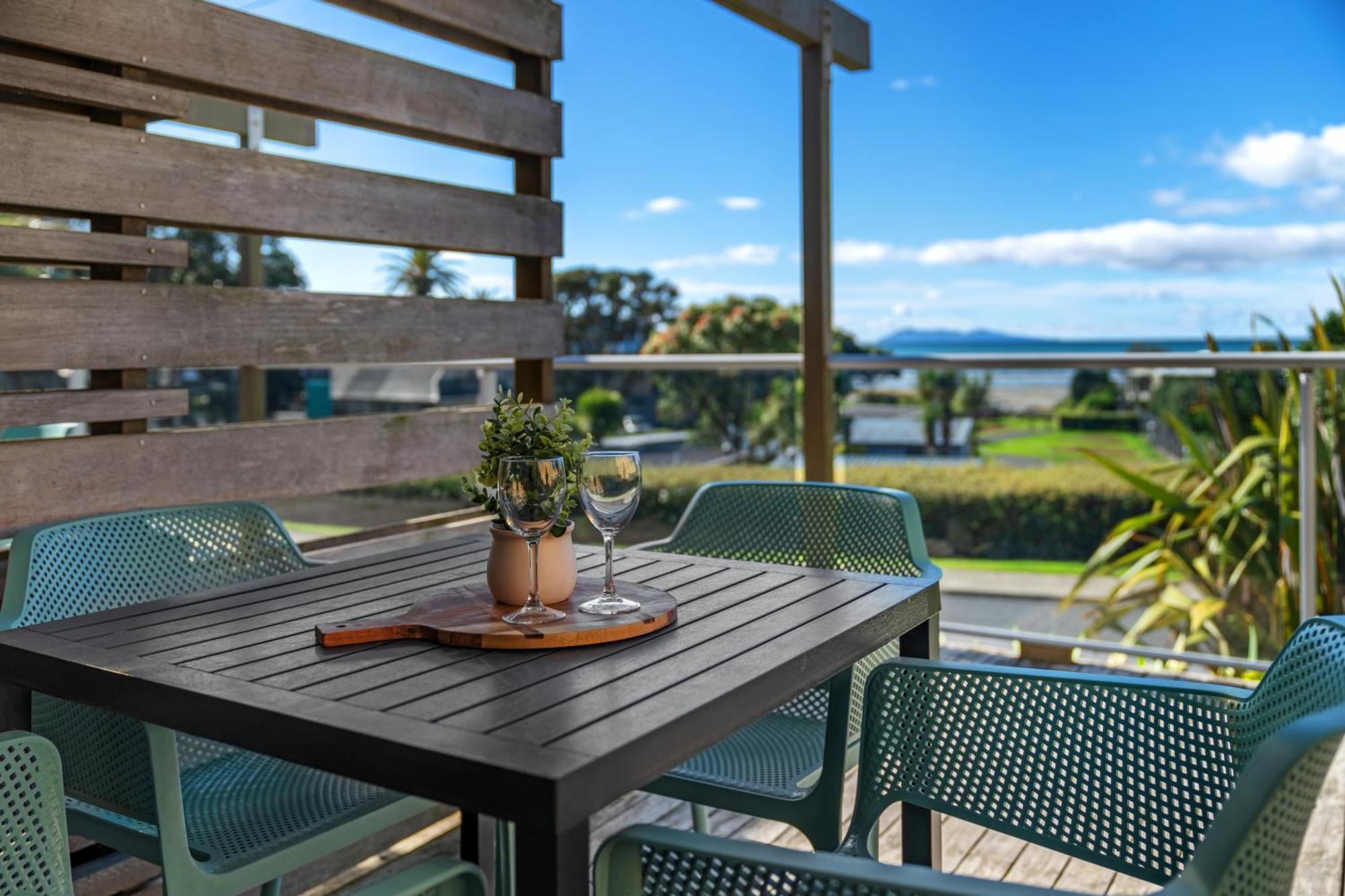 Tasman Holiday Parks - Waihi Beach Exterior foto A balcony in New Zealand
