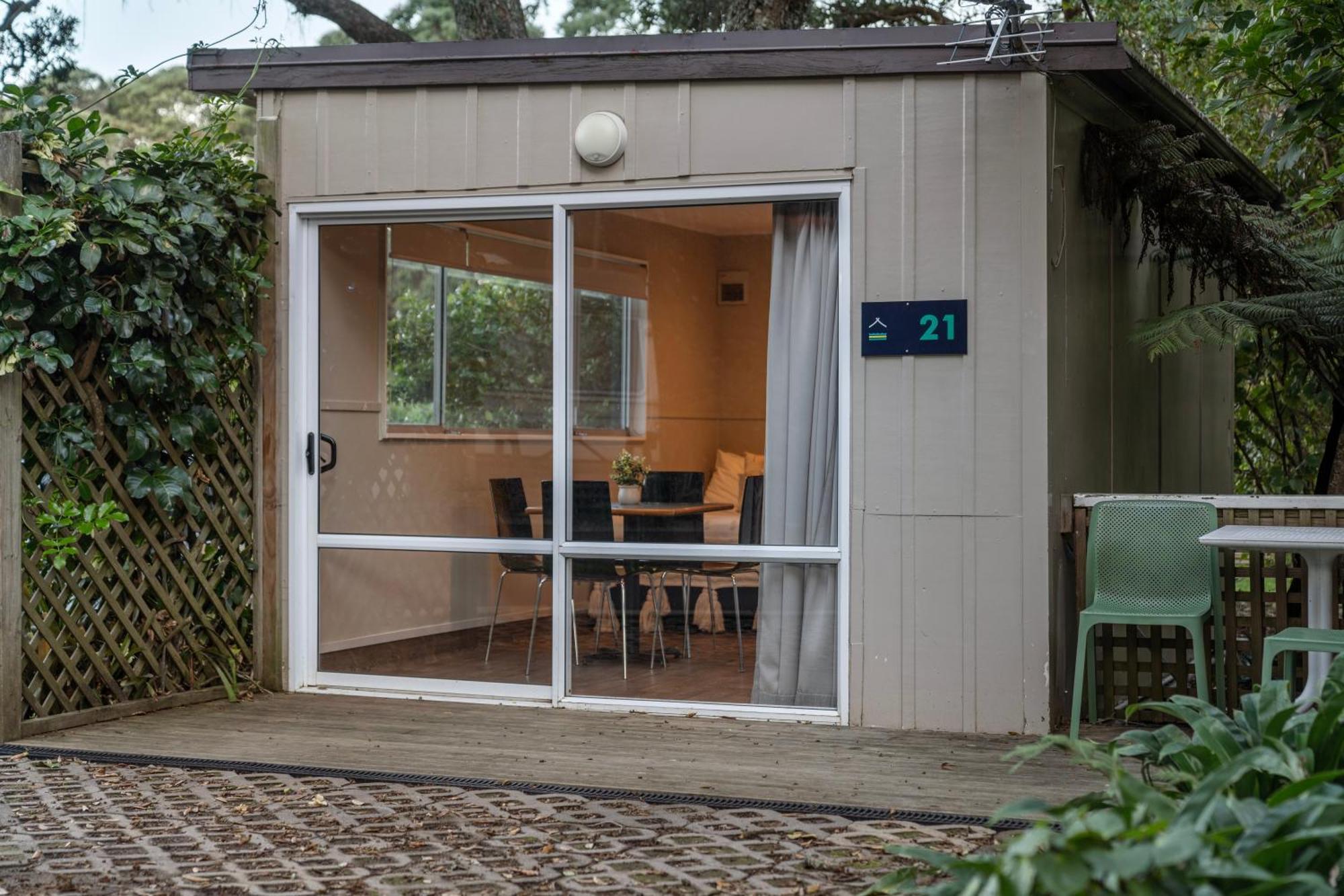 Tasman Holiday Parks - Waihi Beach Exterior foto A garden room in Auckland, New Zealand